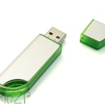 P22 Флешки пластиковые по печать, с олпачком и цветными вставками, печать логотиа на флешках