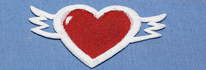 эффект пуфф, шелкотрафаретная печать с эфектом вспенивания также даёт возможность нанесения на ткань объёмного изображения.